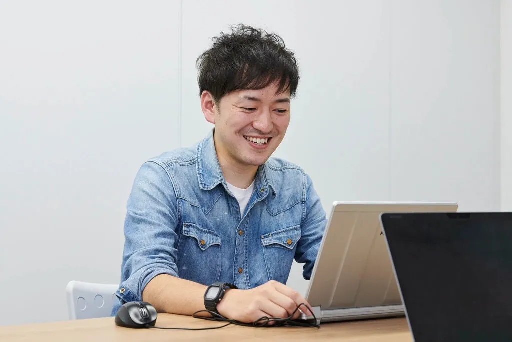 インタビューで説明するプロジェクト担当者