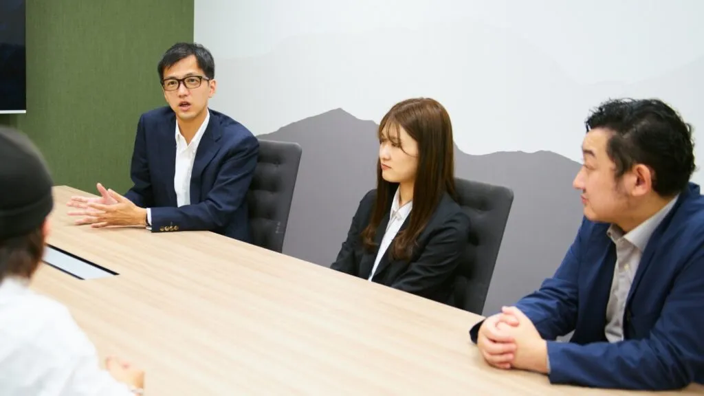 写真左から島津製作所のせん氏、早瀬氏、田口氏